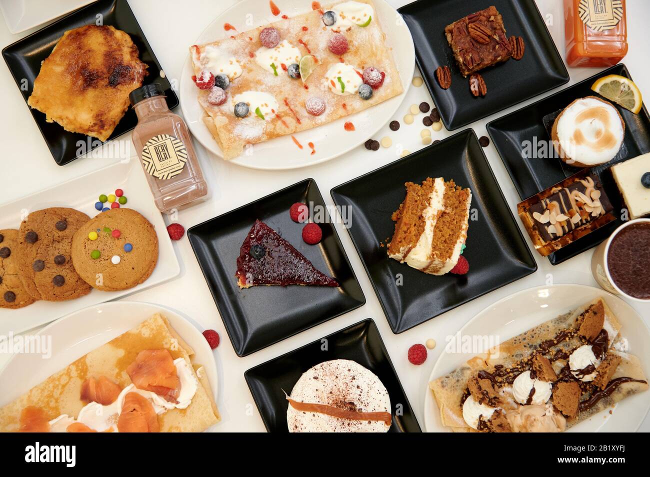 cibo sano ed etnico con sapori internazionali e design minimalista. Cucina mediterranea e prodotti Foto Stock