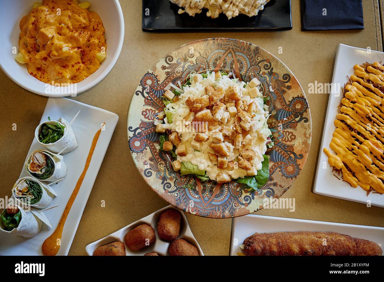 cibo sano ed etnico con sapori internazionali e design minimalista. Cucina mediterranea e prodotti Foto Stock