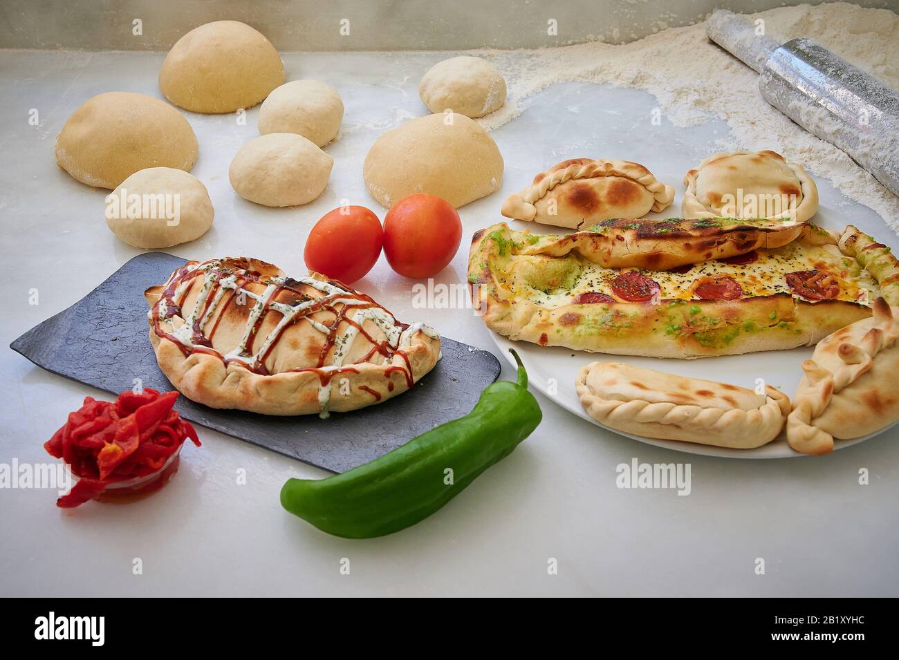 cibo sano ed etnico con sapori internazionali e design minimalista. Cucina mediterranea e prodotti Foto Stock