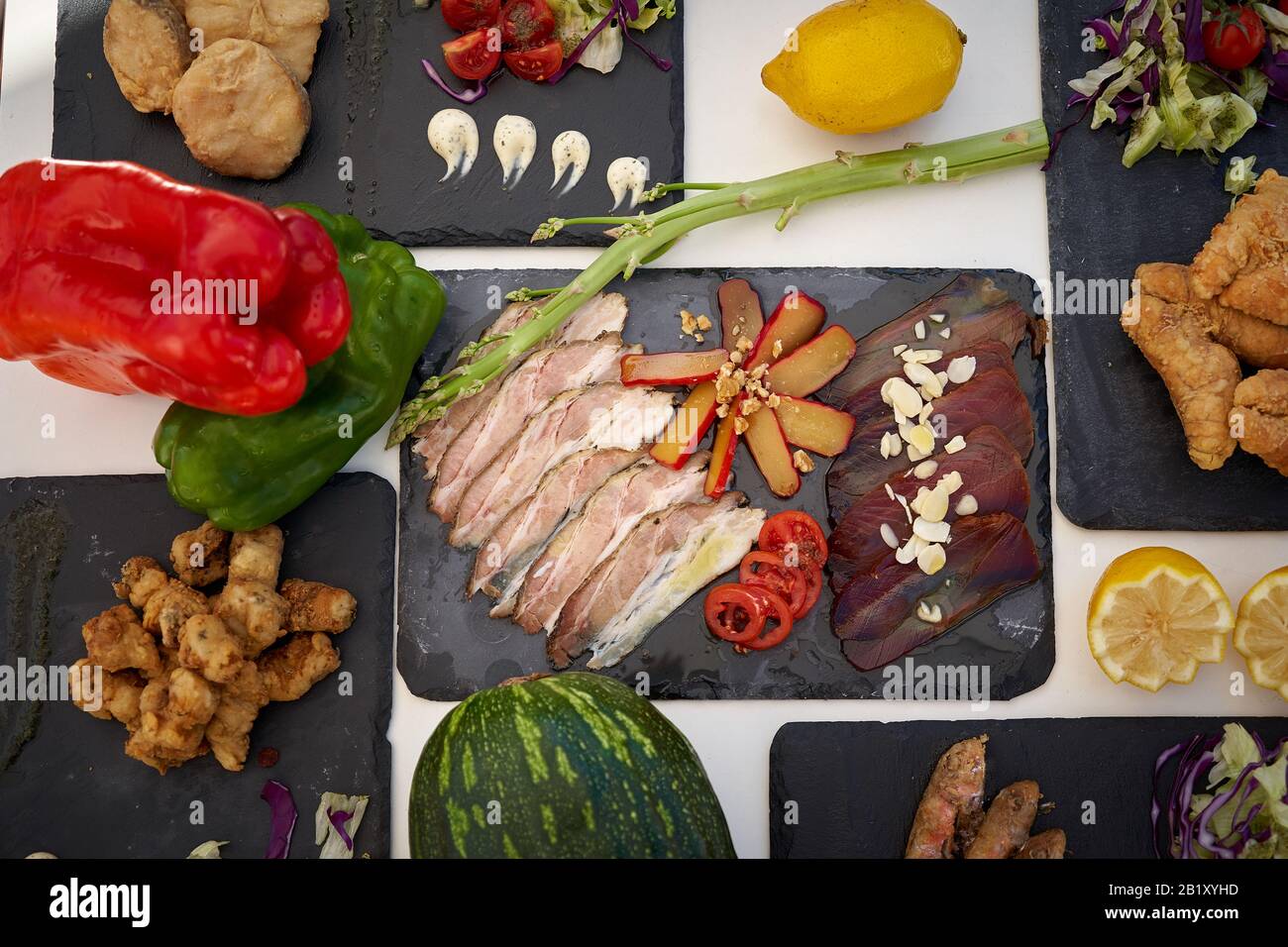 cibo sano ed etnico con sapori internazionali e design minimalista. Cucina mediterranea e prodotti Foto Stock