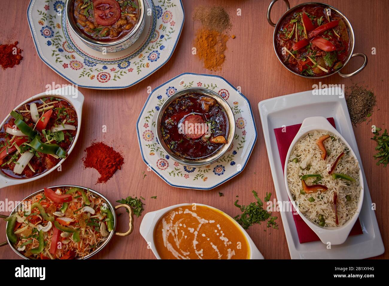 cibo sano ed etnico con sapori internazionali e design minimalista. Cucina mediterranea e prodotti Foto Stock