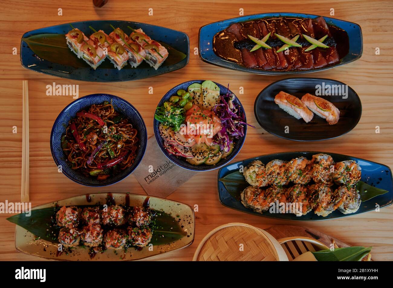 cibo sano ed etnico con sapori internazionali e design minimalista. Cucina mediterranea e prodotti Foto Stock