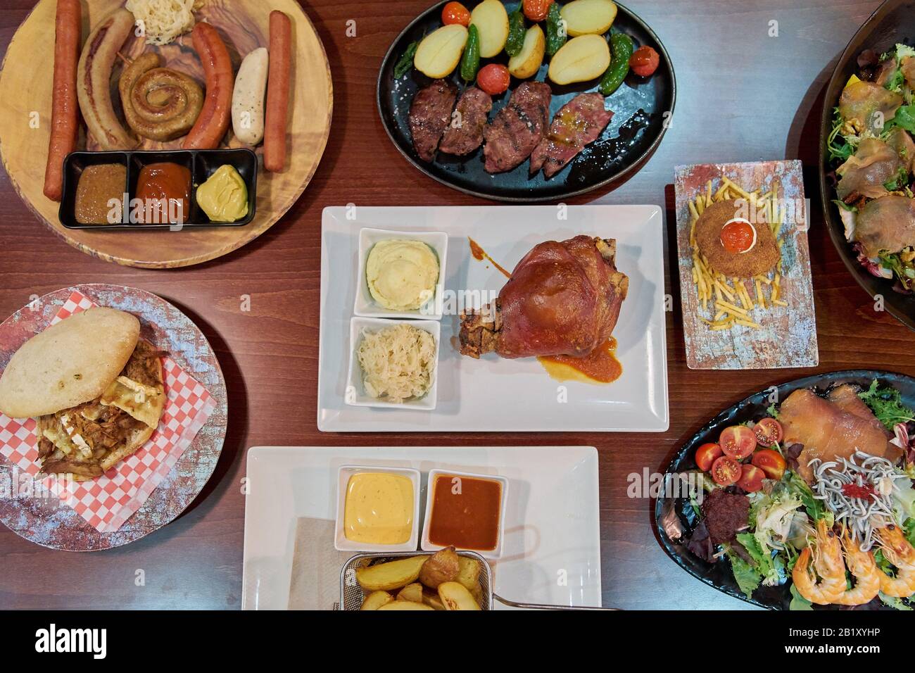cibo sano ed etnico con sapori internazionali e design minimalista. Cucina mediterranea e prodotti Foto Stock