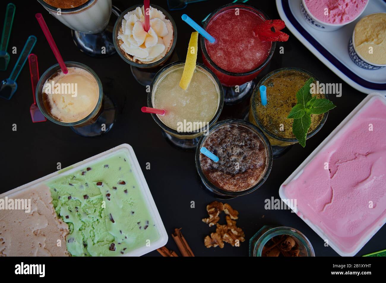 cibo sano ed etnico con sapori internazionali e design minimalista. Cucina mediterranea e prodotti Foto Stock