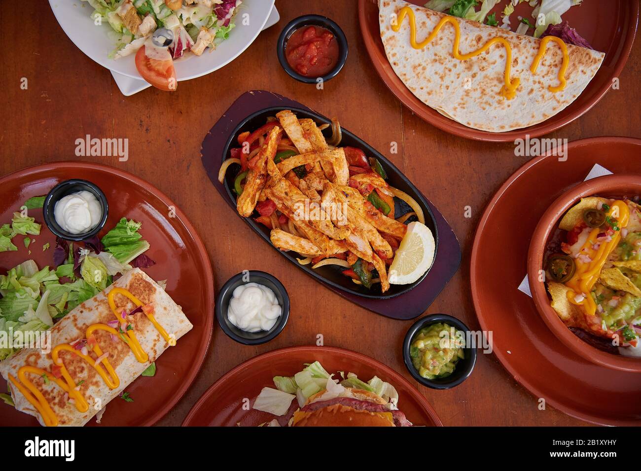 cibo sano ed etnico con sapori internazionali e design minimalista. Cucina mediterranea e prodotti Foto Stock