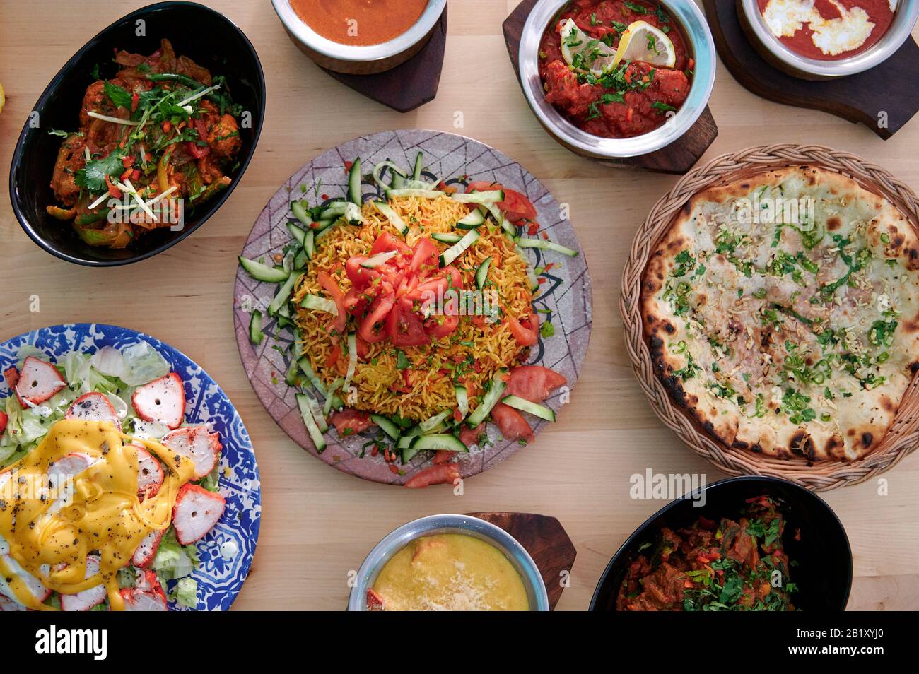 cibo sano ed etnico con sapori internazionali e design minimalista. Cucina mediterranea e prodotti Foto Stock