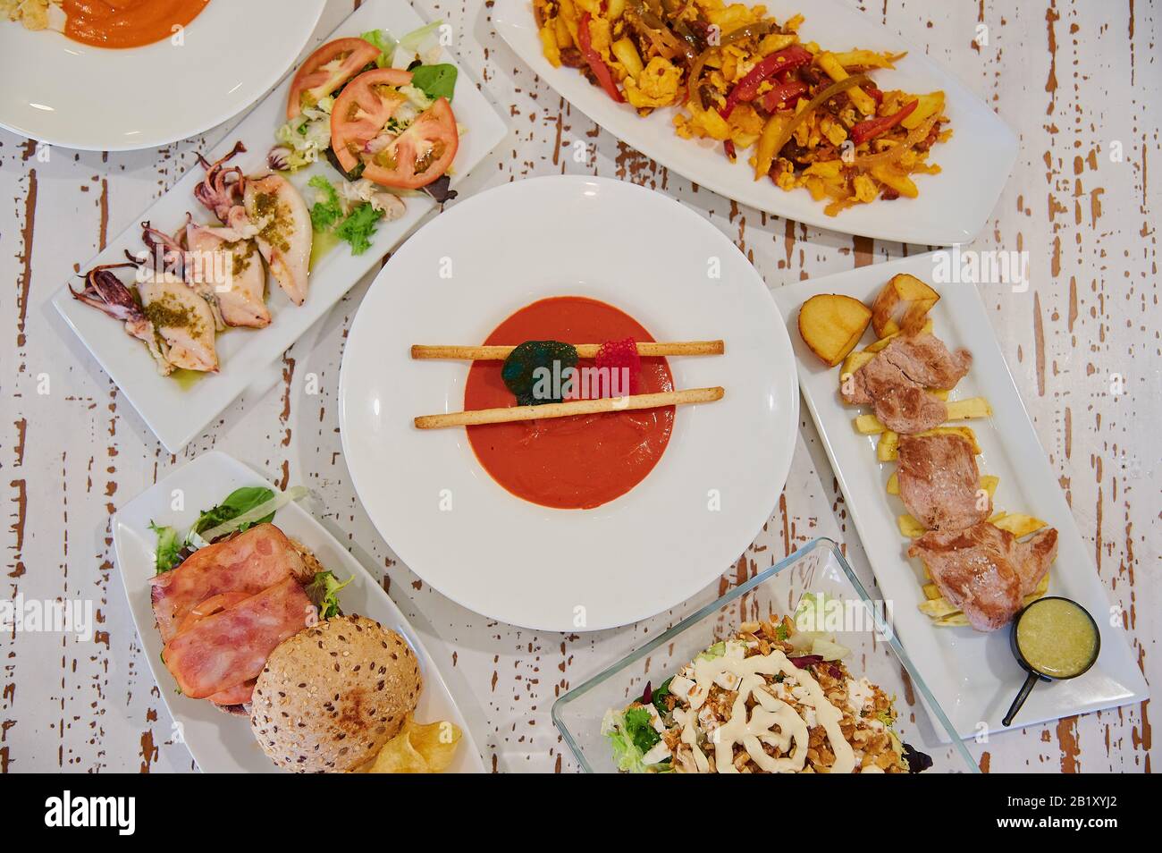 cibo sano ed etnico con sapori internazionali e design minimalista. Cucina mediterranea e prodotti Foto Stock