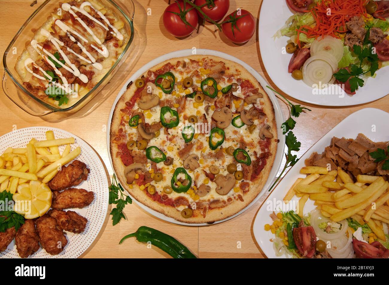 cibo sano ed etnico con sapori internazionali e design minimalista. Cucina mediterranea e prodotti Foto Stock