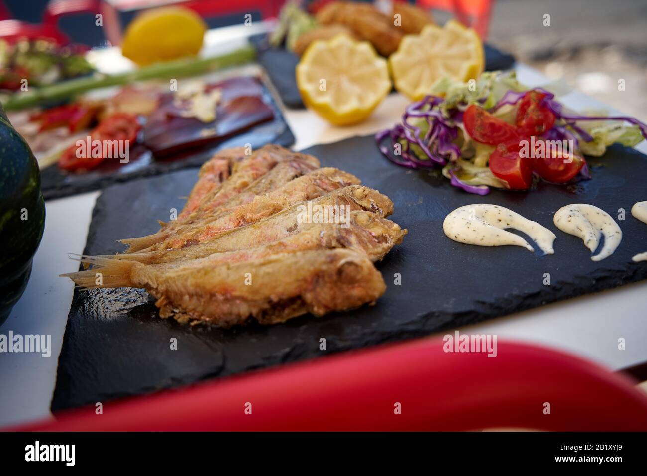 cibo sano ed etnico con sapori internazionali e design minimalista. Cucina mediterranea e prodotti Foto Stock