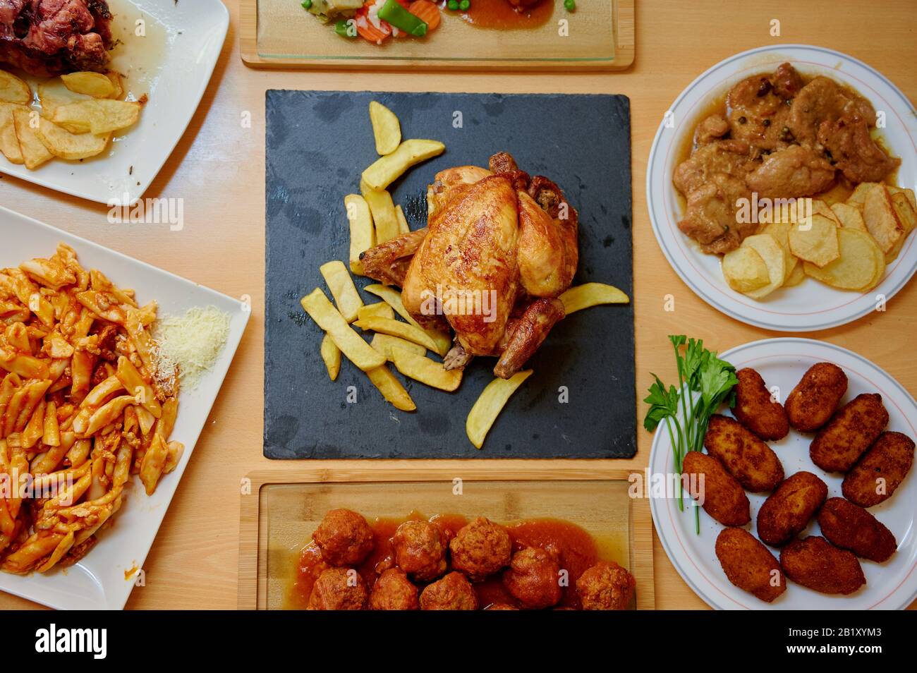 cibo sano ed etnico con sapori internazionali e design minimalista. Cucina mediterranea e prodotti Foto Stock