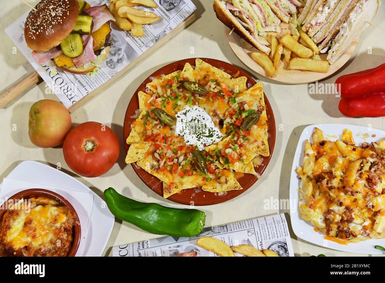 cibo sano ed etnico con sapori internazionali e design minimalista. Cucina mediterranea e prodotti Foto Stock