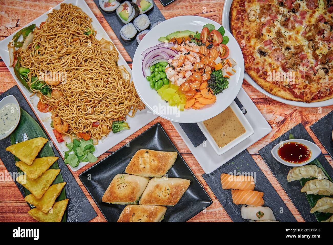 cibo sano ed etnico con sapori internazionali e design minimalista. Cucina mediterranea e prodotti Foto Stock