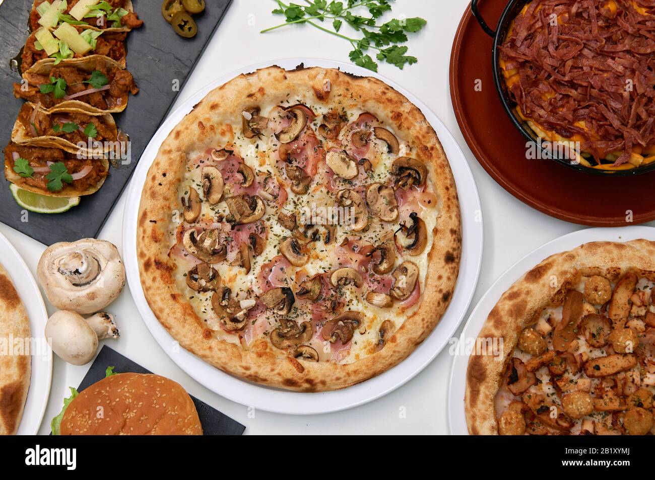 cibo sano ed etnico con sapori internazionali e design minimalista. Cucina mediterranea e prodotti Foto Stock