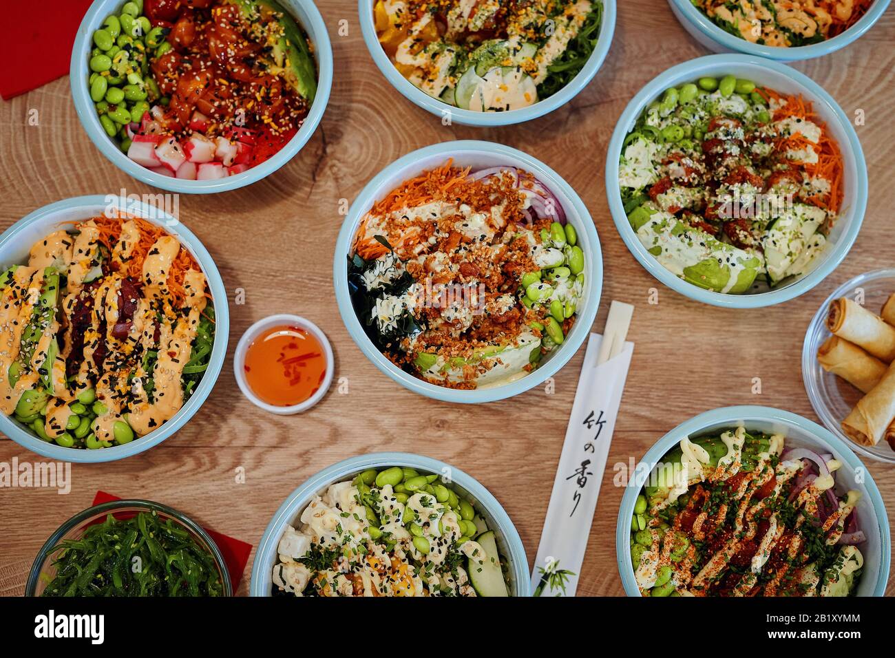 cibo sano ed etnico con sapori internazionali e design minimalista. Cucina mediterranea e prodotti Foto Stock