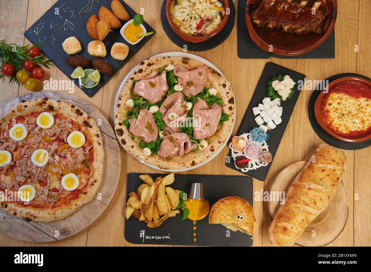 cibo sano ed etnico con sapori internazionali e design minimalista. Cucina mediterranea e prodotti Foto Stock