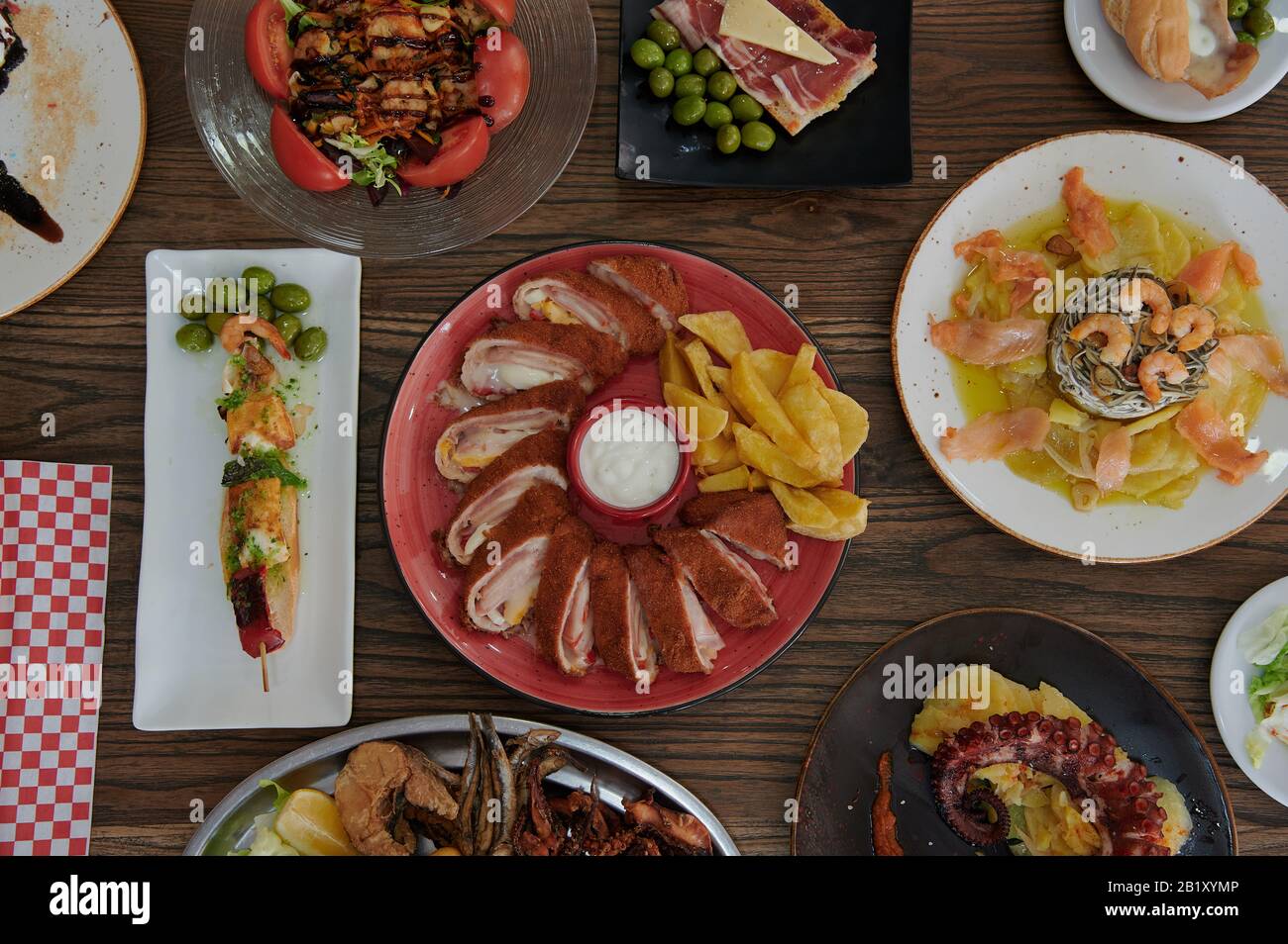 cibo sano ed etnico con sapori internazionali e design minimalista. Cucina mediterranea e prodotti Foto Stock