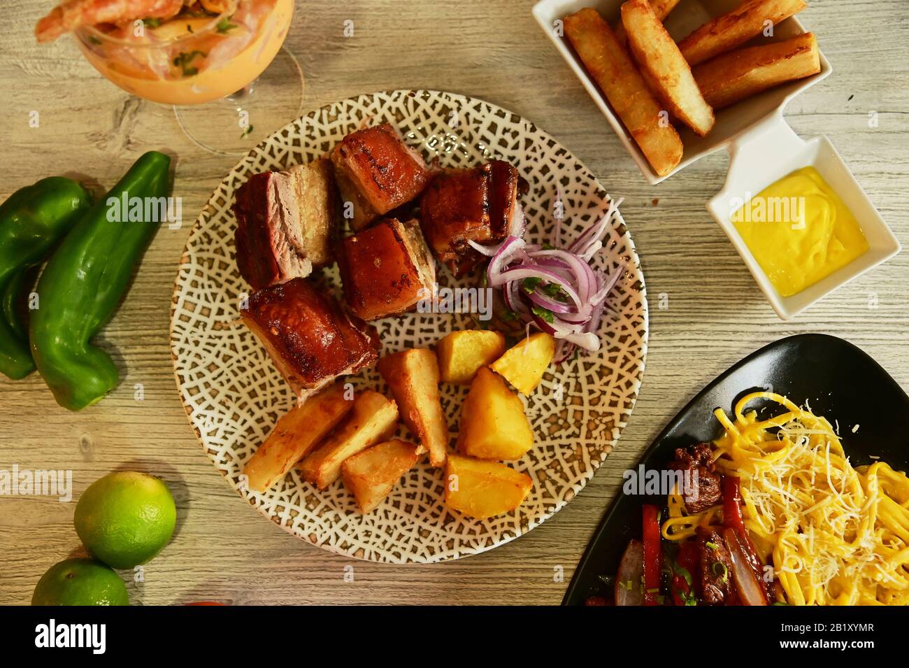 cibo sano ed etnico con sapori internazionali e design minimalista. Cucina mediterranea e prodotti Foto Stock