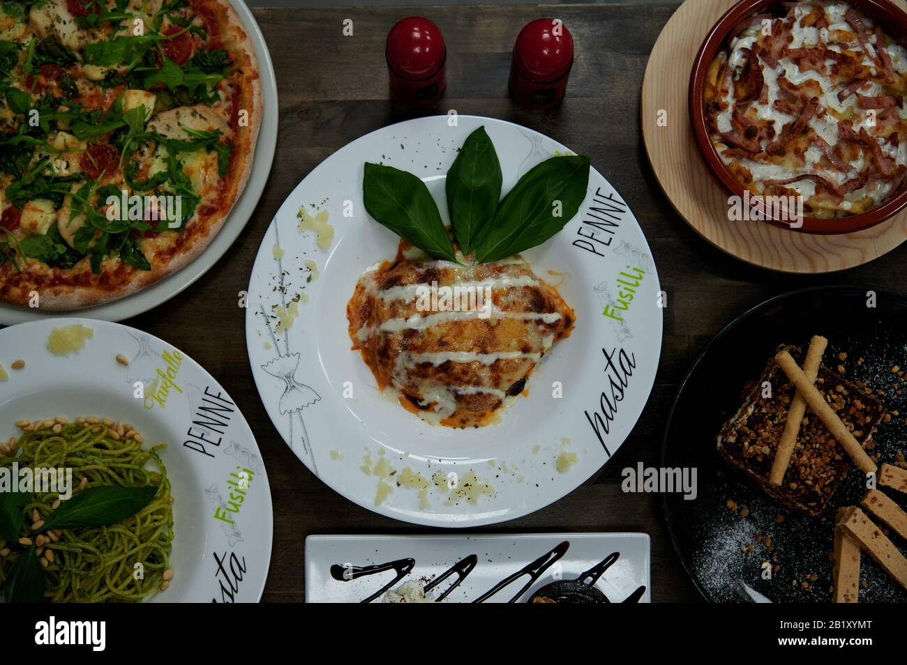 cibo sano ed etnico con sapori internazionali e design minimalista. Cucina mediterranea e prodotti Foto Stock