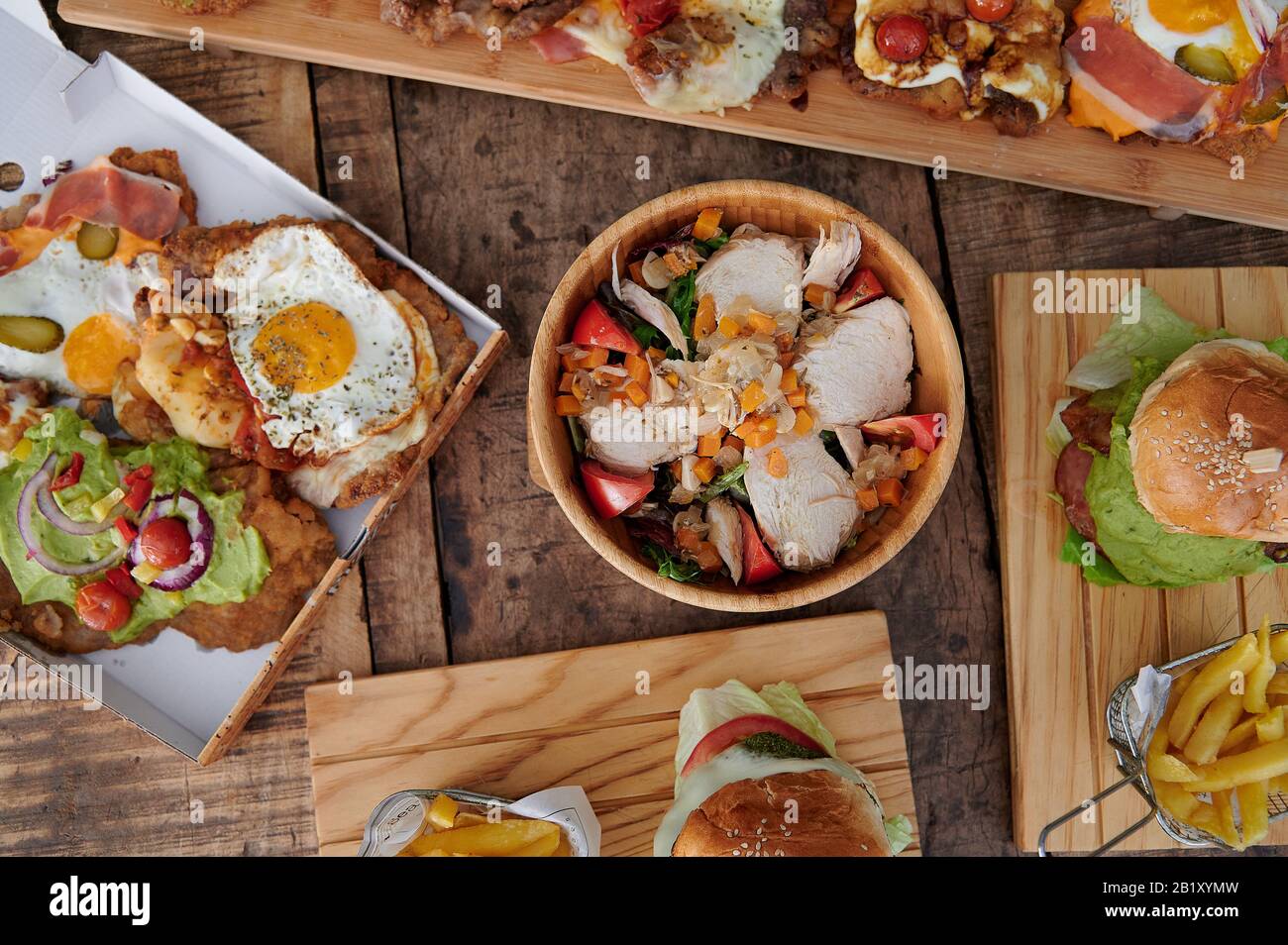 cibo sano ed etnico con sapori internazionali e design minimalista. Cucina mediterranea e prodotti Foto Stock