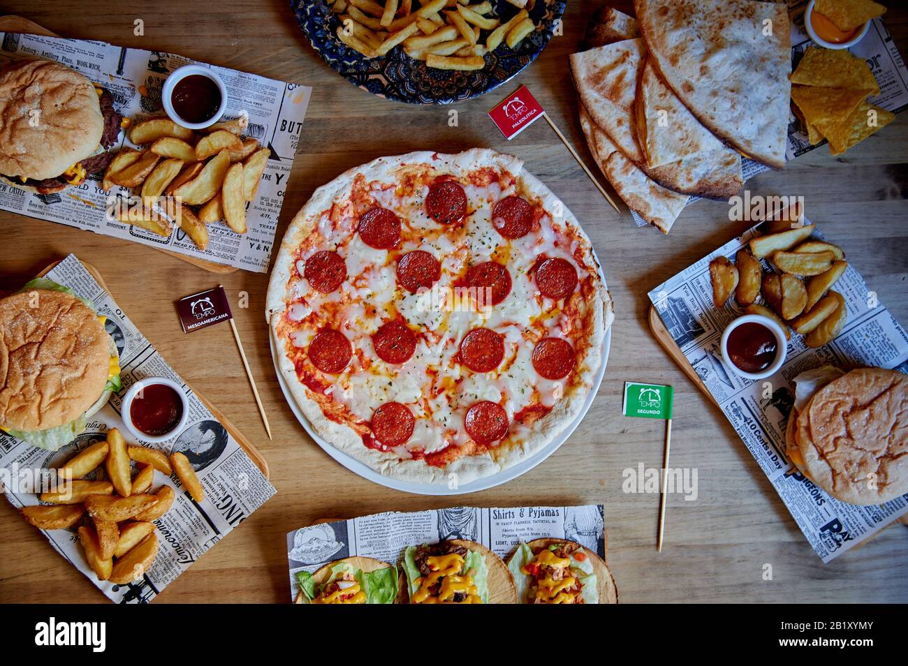 cibo sano ed etnico con sapori internazionali e design minimalista. Cucina mediterranea e prodotti Foto Stock