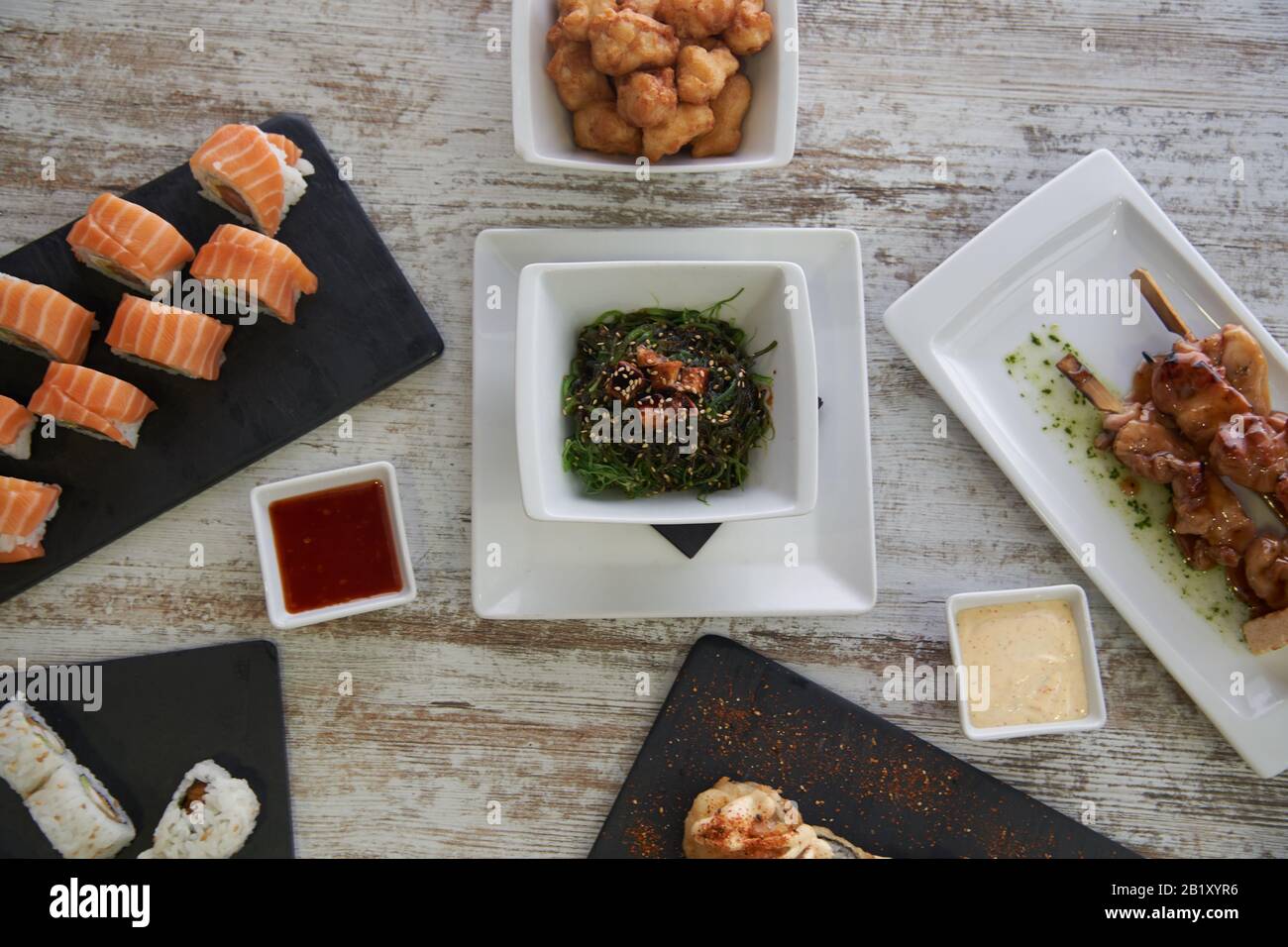 cibo sano ed etnico con sapori internazionali e design minimalista. Cucina mediterranea e prodotti Foto Stock