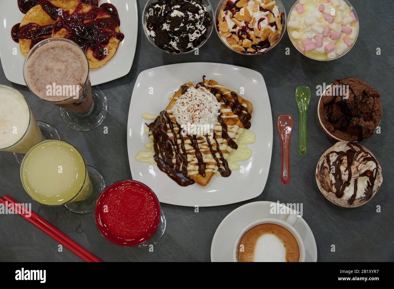 cibo sano ed etnico con sapori internazionali e design minimalista. Cucina mediterranea e prodotti Foto Stock