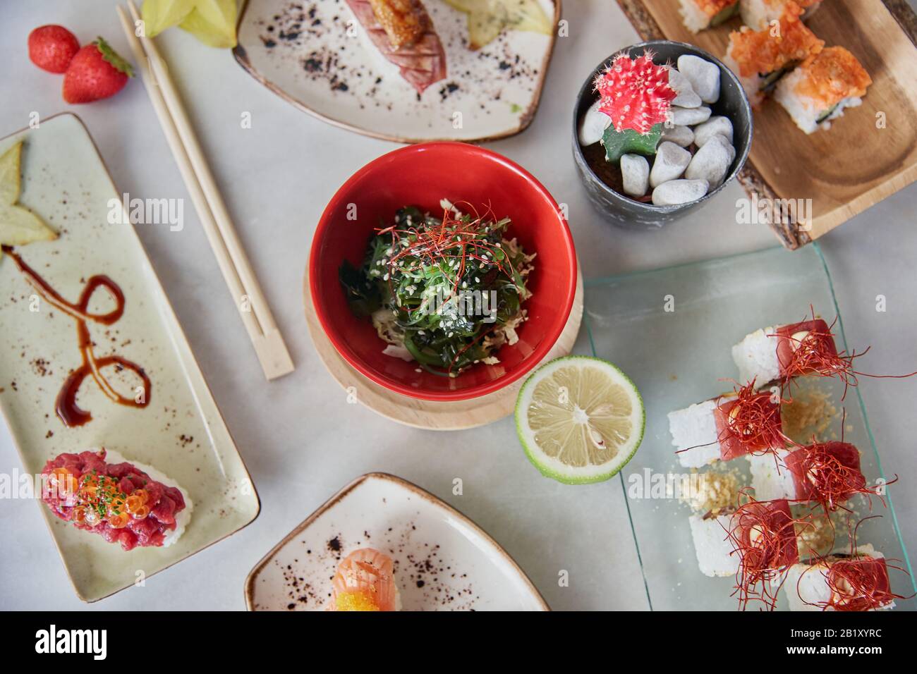 cibo sano ed etnico con sapori internazionali e design minimalista. Cucina mediterranea e prodotti Foto Stock