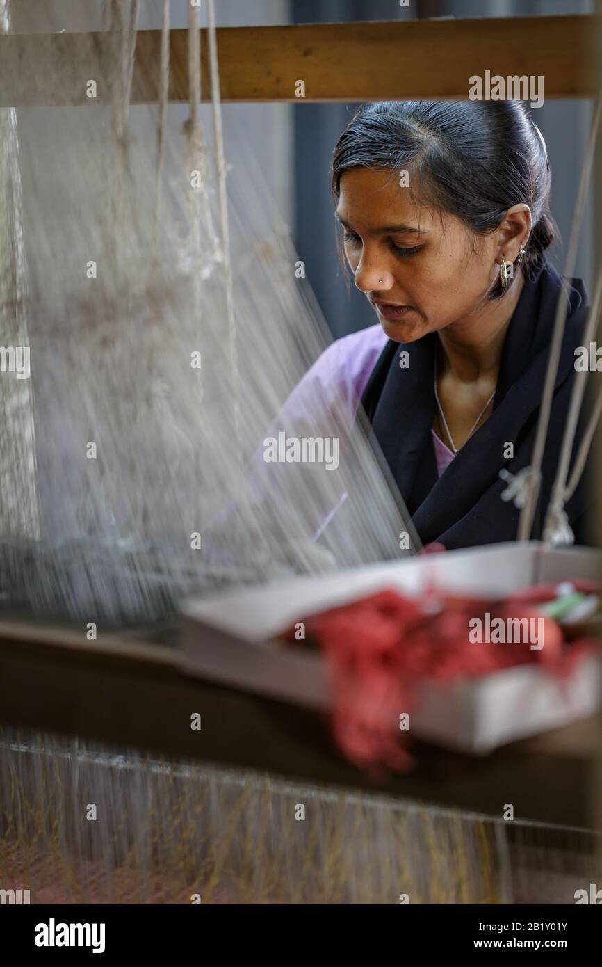 Ellora, Maharashtra, INDIA - 15 GENNAIO 2018: Ragazza indiana dietro un telaio tradizionale. Tessuto tradizionale fatto a mano Foto Stock