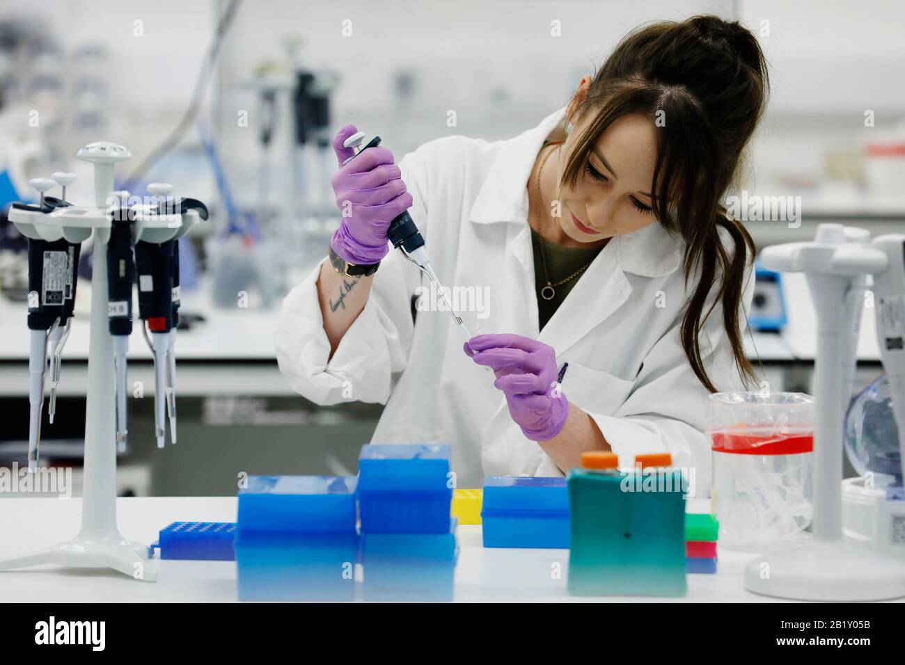 Il tecnico di produzione Jade Procter, produce rda sintetico, parte del kit di rilevamento Coronavirus COVID-19, presso gli uffici e i laboratori Primerdesign di Chand Foto Stock