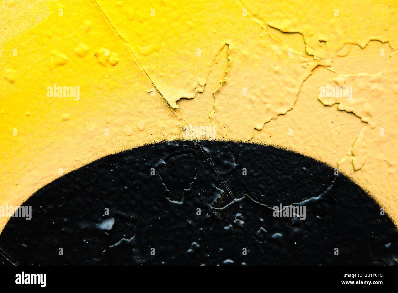 Trama astratta di giallo gesso con semicerchio nero. Primo piano. Foto Stock