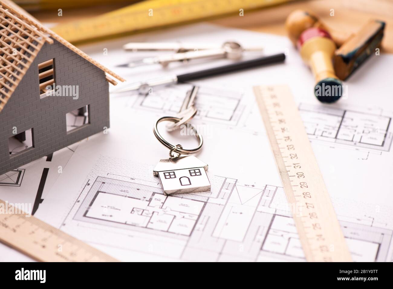 Una casa di modello su progetti con le chiavi alla nuova sede primo piano Foto Stock