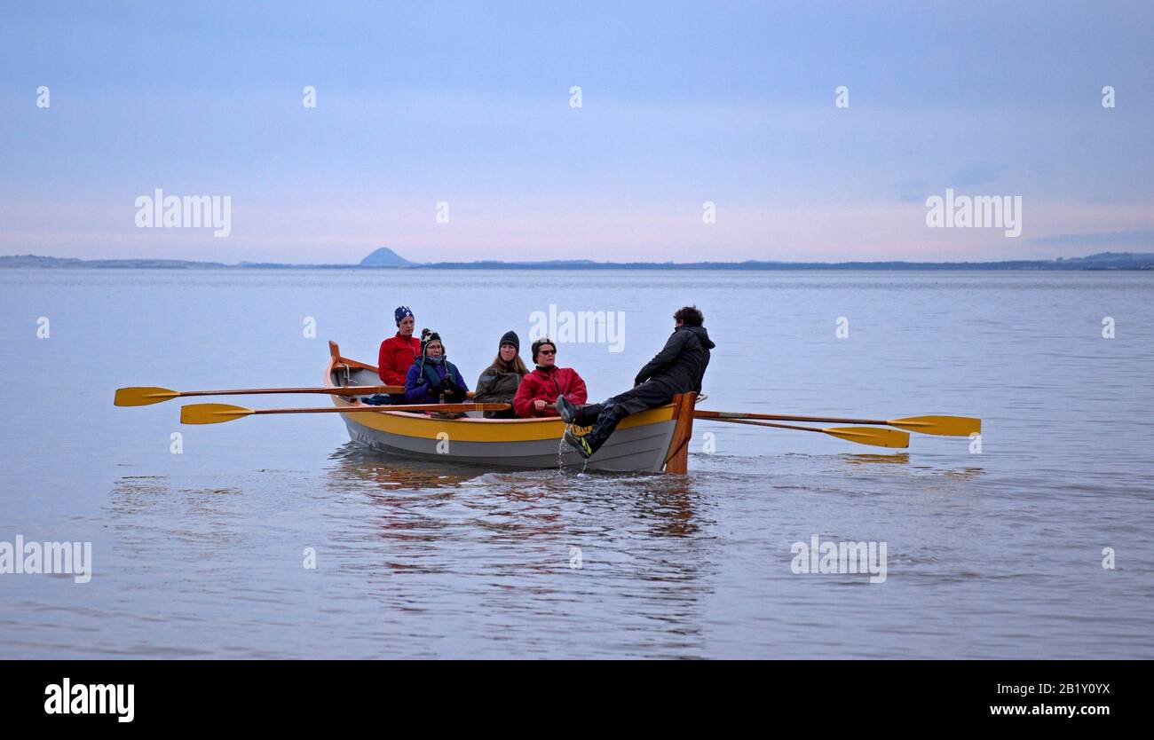 Portobello, Edimburgo, Scozia, Regno Unito. 28th febbraio 2020. Mattina nuvoloso 4 gradi centigradi e un Firth of Forth molto calmo per questo equipaggio di quattro femmine e un maschio vogatori che si dirigono verso l'esterno per un certo excercise sull'acqua. Dopo il secondo test di febbraio record Storm Jorge dovrebbe scatenare fino a 80mm di pioggia su parti del Regno Unito così come venti pesanti. Credito: Arch White/Alamy Live News. Foto Stock