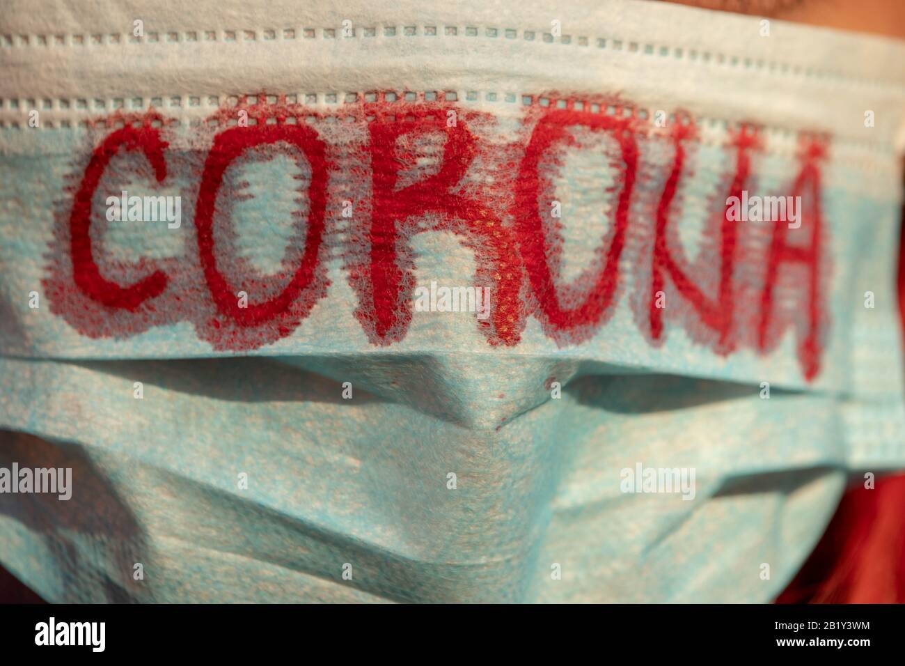 Corona scritta sulla maschera. Corona virus, polmonite virale a Wuhan, Cina. Assistenza sanitaria e concetto medico. Foto Stock