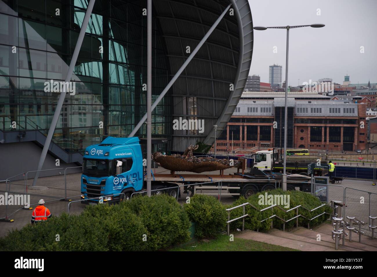 Gateshead, Inghilterra, 28 Febbraio 2020. Il Monumento Nazionale Contro La Violenza e L'Aggressione, conosciuto anche come l'Angelo dei coltelli, essendo pronto a lasciare Gateshead dopo un mese di soggiorno fuori dalla Sage Gateshead in Performance Square. Si sta spostando a Southwater Square, Telford, la tappa successiva del tour. Credito: Colin Edwards/Alamy Live News. Foto Stock