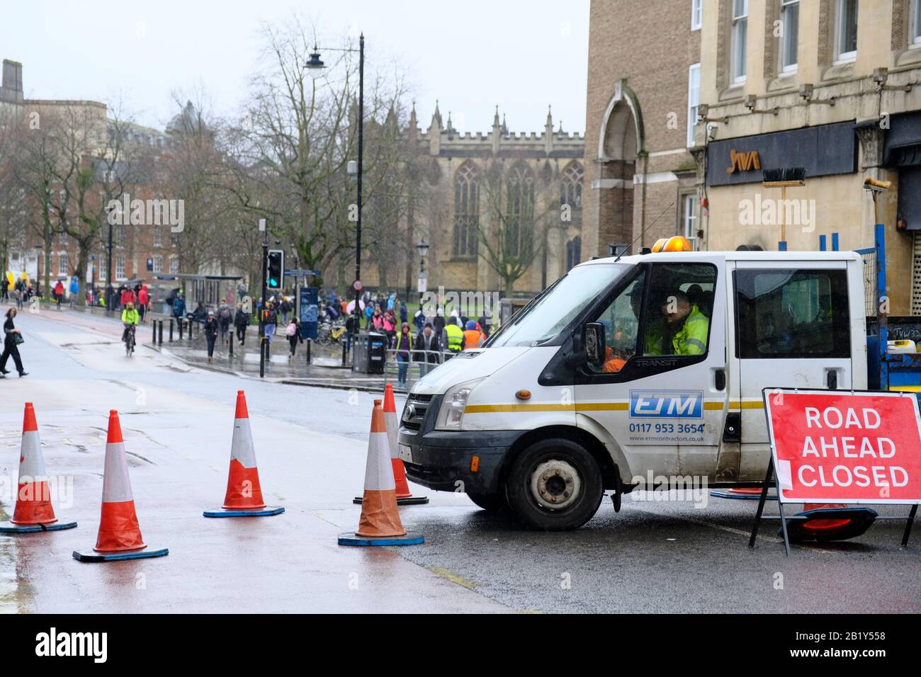 Bristol, Regno Unito. 28th Feb, 2020. Greta Thunberg l'attivista svedese per l'ambiente visita Bristol. Le strade per il College Green sono chiuse da una forte presenza di polizia per garantire la sicurezza dei giovani manifestanti. College Green è molto umido e fangoso, sollevando preoccupazioni sulla sicurezza. Bristol Youth Strike 4 Climate continua lo sciopero mensile che stanno facendo da febbraio 2019. Gli attivisti chiedono a persone di tutte le età di prendere coscienza del cambiamento climatico e ridurre l'uso dei combustibili fossili. Credit: Sig. Standfast/Alamy Live News Foto Stock