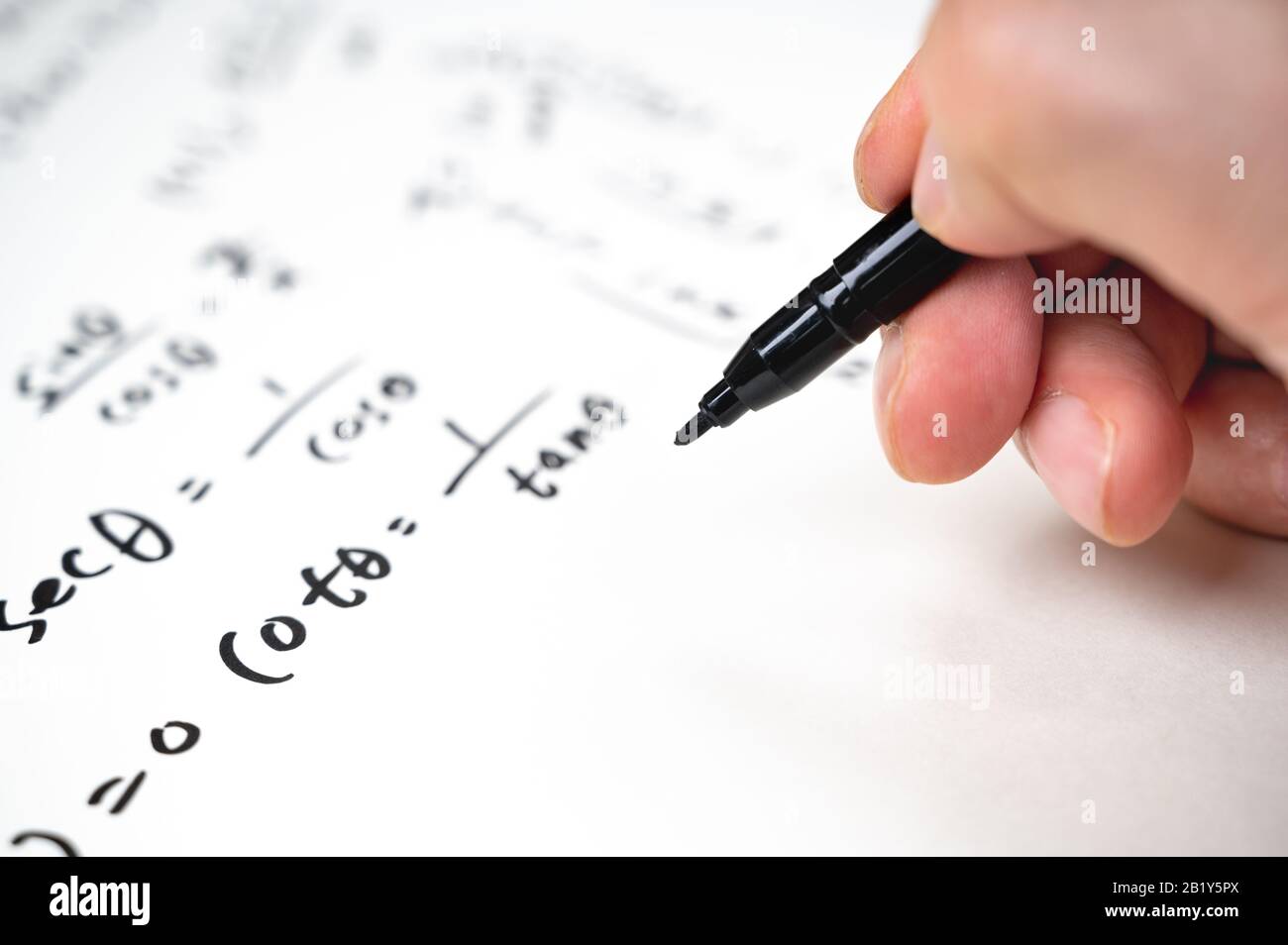 Una nota piena di formule matematiche. Concetto di istruzione Foto Stock