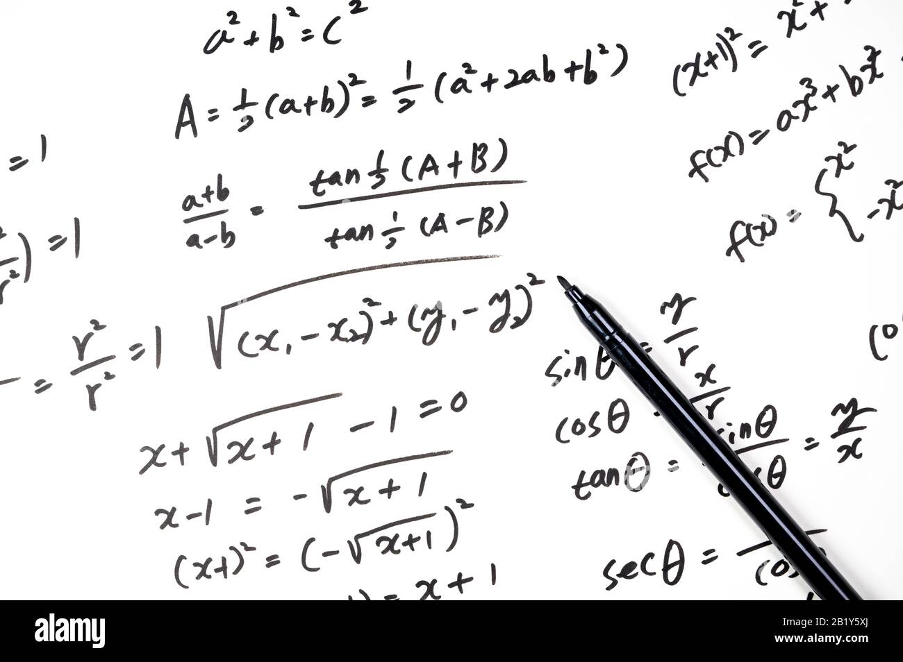 Una nota piena di formule matematiche. Concetto di istruzione Foto Stock