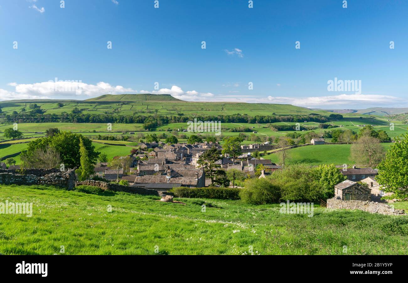 La vista si affaccia sul villaggio di Dales di Askrigg in Wensleydale verso la collina di Addlebrough Foto Stock