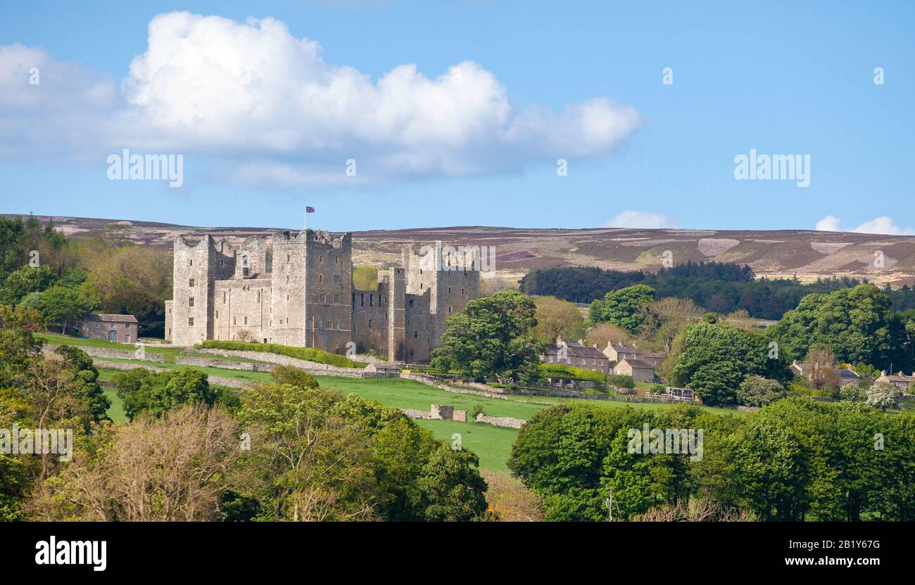 Vista estiva del Castello di Bolton a Wensleydale, North Yorkshire Foto Stock