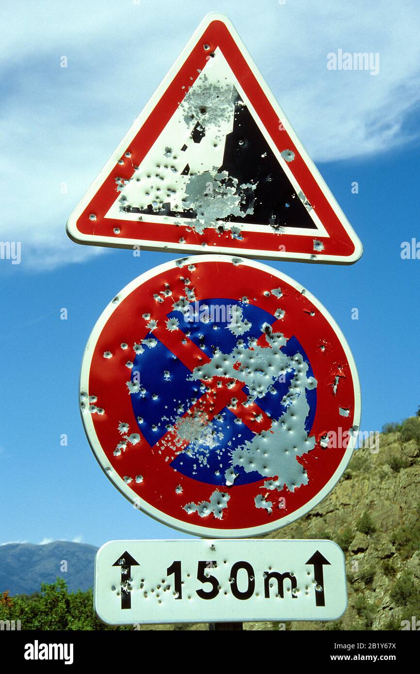 Spara attraverso la segnaletica stradale, vandalismo, simbolo della libertà, seperatism, Corsica, Francia Foto Stock