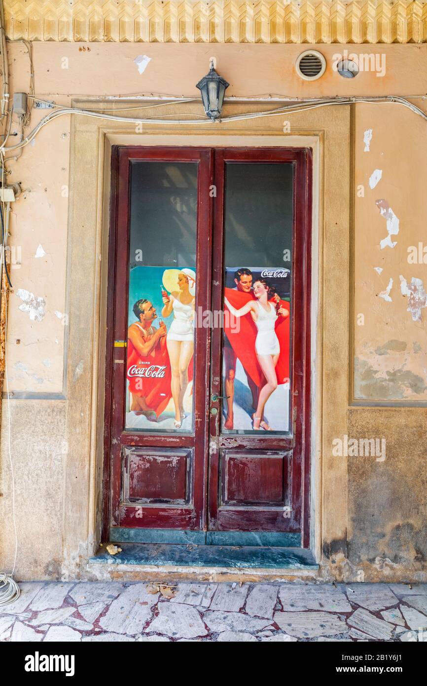 Una vecchia porta mostra una pubblicità d'epoca Coca Cola a Viareggio, Toscana, Italia. Foto Stock