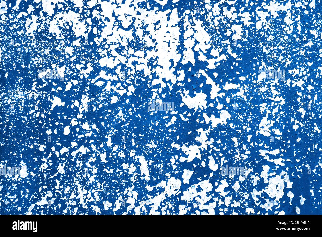 Sfondo sfumato. Vernice leccata sulla parete. Colori blu e bianco sullo sfondo. Vecchio sfondo muro. Sfondo astratto. Blu su sfondo bianco. Sfondo astratto blu di luci invernali incandescenti Foto Stock