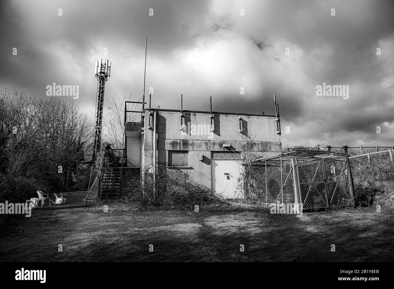 Make over Serie, cambiamento, vicino, Rooftop, Run-Down, Home Addition, industria edile, miglioramento, povertà, costruzione - attività, confronto, Co Foto Stock