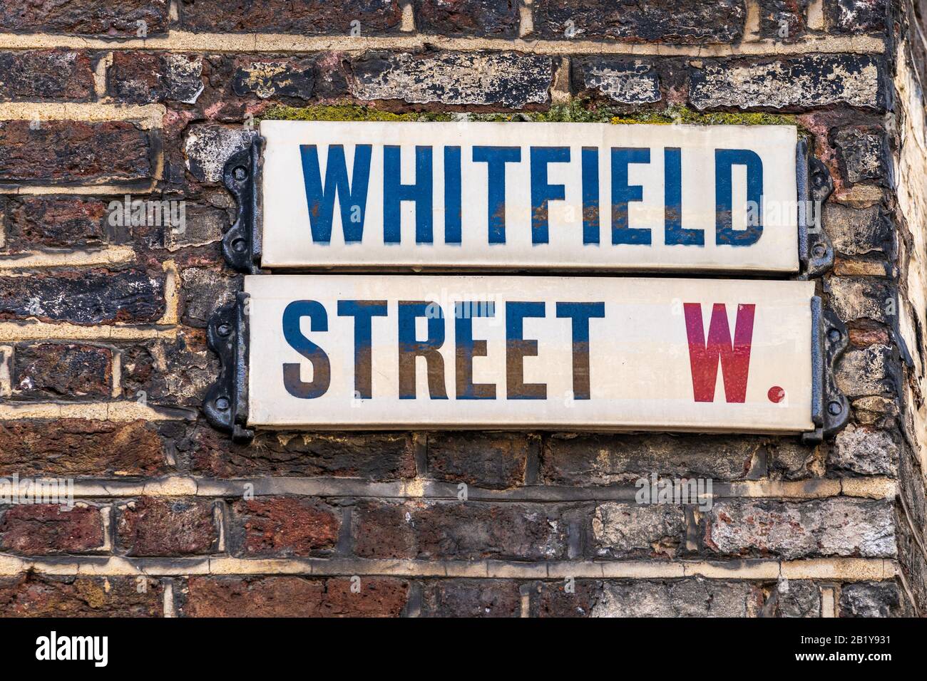 Whitfield Street London, simbolo della strada vintage di Londra. Cartello Whitfield St. Whitfield Street è una strada nel West End di Londra vicino a Tottenham Court Rd. Foto Stock