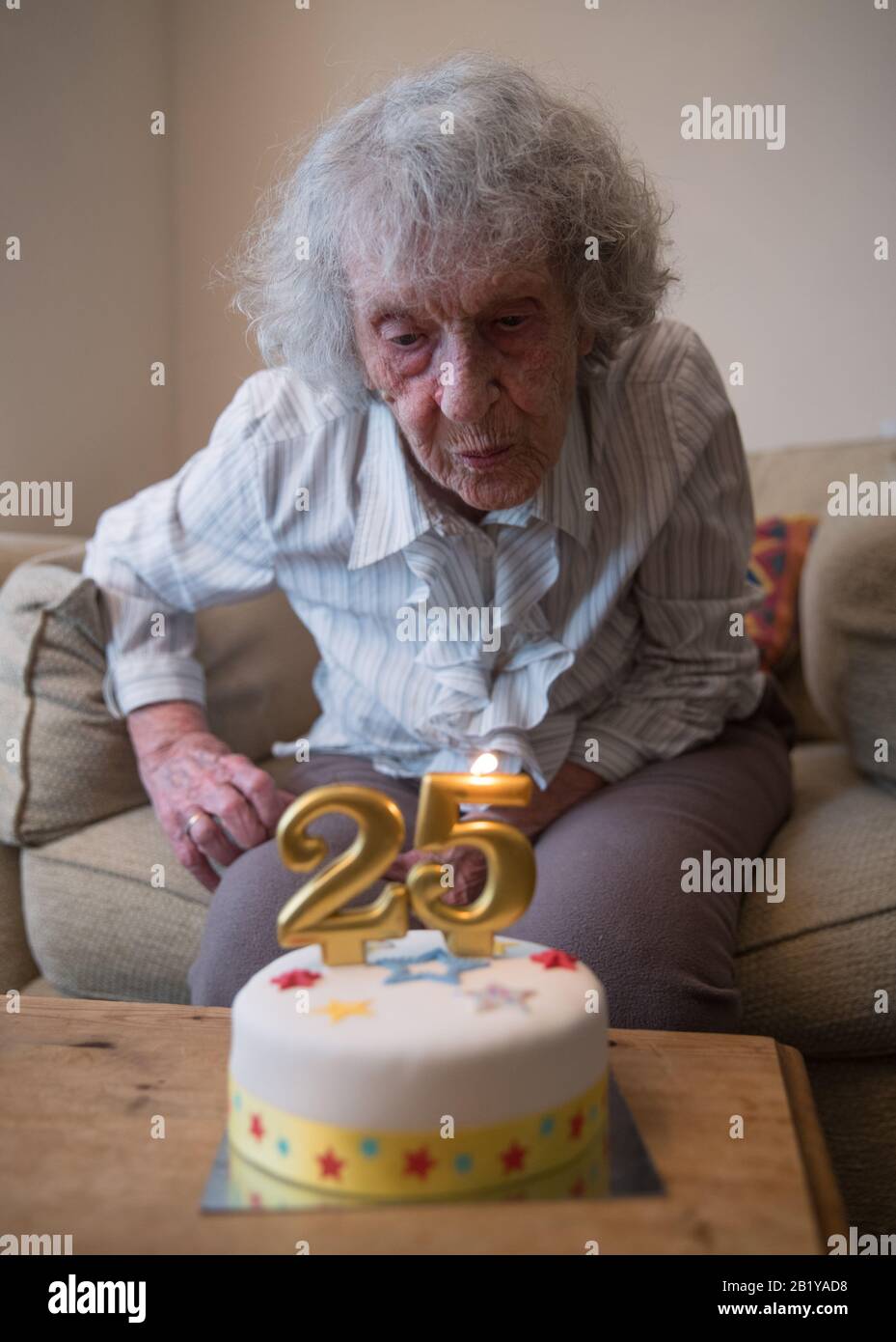 Grande nonna Doris Cleife soffia le candele mostrando il numero 25 su una torta di compleanno nel suo appartamento a Casa 21's Brunel Court a Portsmouth, come si prepara a girare 100 anni il 29th febbraio, Anche se è solo il 25th tempo Doris è stato in grado di celebrare il suo compleanno a causa di essere nato durante un anno bisestile. Foto Stock