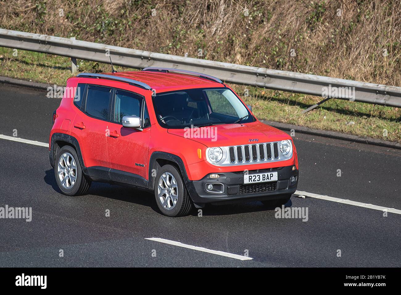 2018 Red Jeep Renegade Limited M-Jet; traffico veicolare nel Regno Unito, trasporti, veicoli moderni, berline, veicoli, veicoli, strade britanniche, motori, motori sull'autostrada M6 Foto Stock
