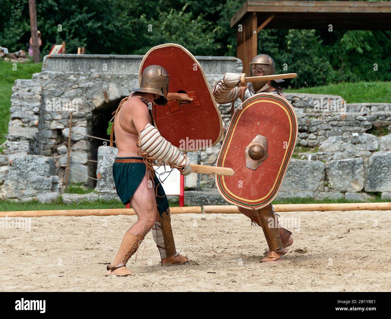 Gladiatura romana, progetto di ricerca sperimentale-archeologica dell'avversità di Regensburg, lotta espositiva all'anfiteatro di Carnuntum, Austria Foto Stock