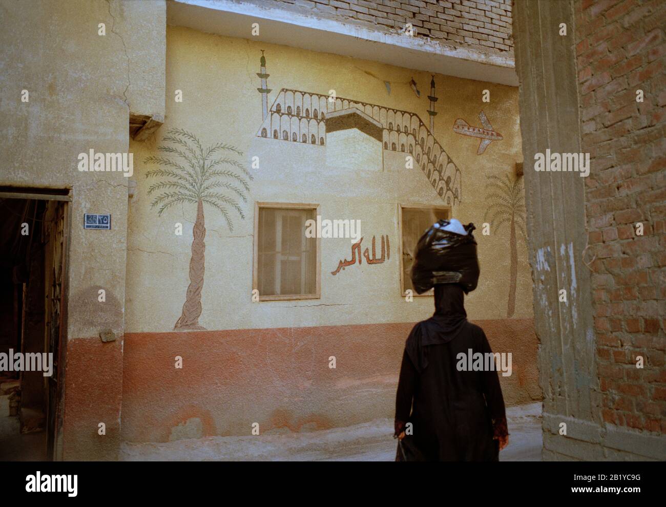 Travel Photography - scena di strada nella città dei morti il Qarafa nel Cairo islamico storico in Egitto in Africa del Nord. Wanderlust persone Foto Stock