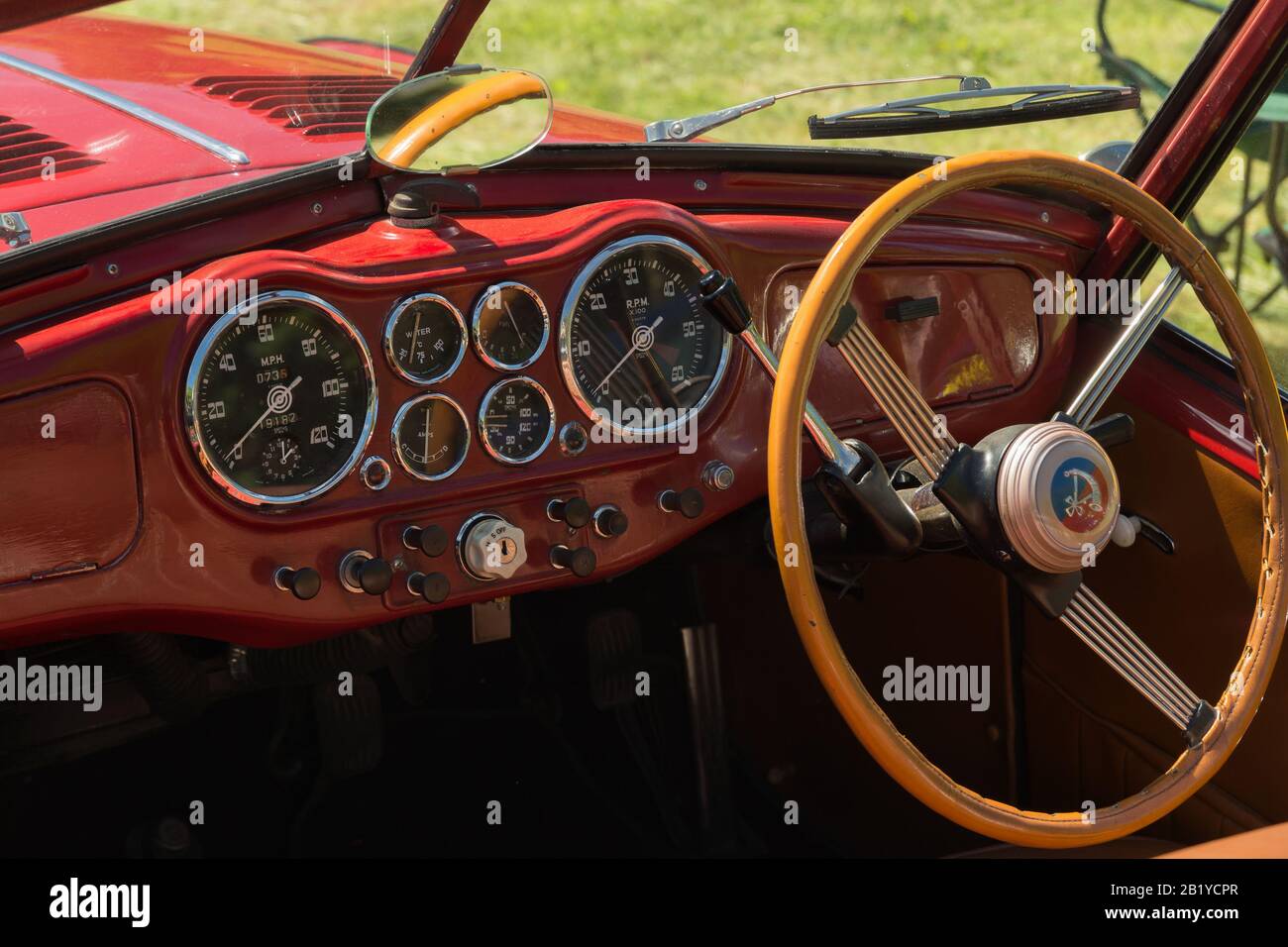 Cruscotto e volante di un Jowett Jupiter tipico delle vetture sportive britanniche della 1950s Foto Stock