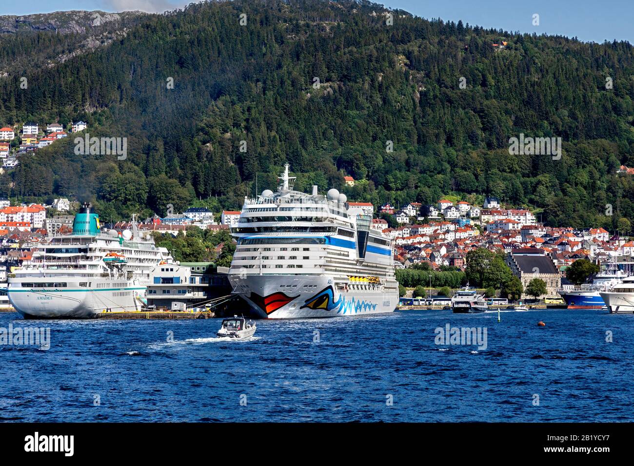 Due navi da crociera al terminal di Skolten a Bergen, Norvegia: AIDAsol e Amadea . Foto Stock